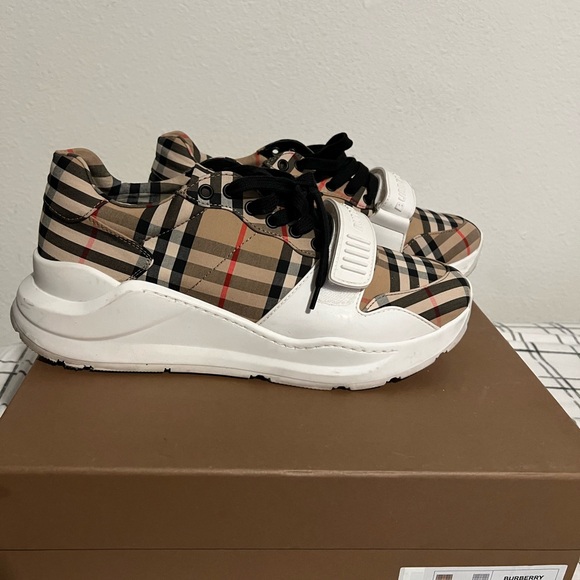 Burberry Low top sneakers - Picture 3 of 5